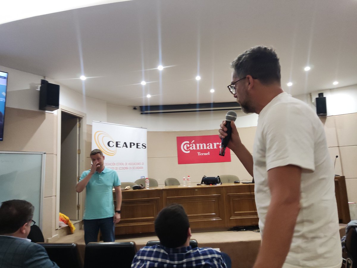 Ahora nos enseñan a gestionar el miedo #Fracaso...como antesala de éxito #CongresoEconomiaSecundaria <a href="/Ceapes2/">Ceapes</a> con <a href="/pedroortin/">Pedro Ortín Gómez</a> <a href="/priqgonz/">pablo riquelme</a> ¡ Qué cracks!