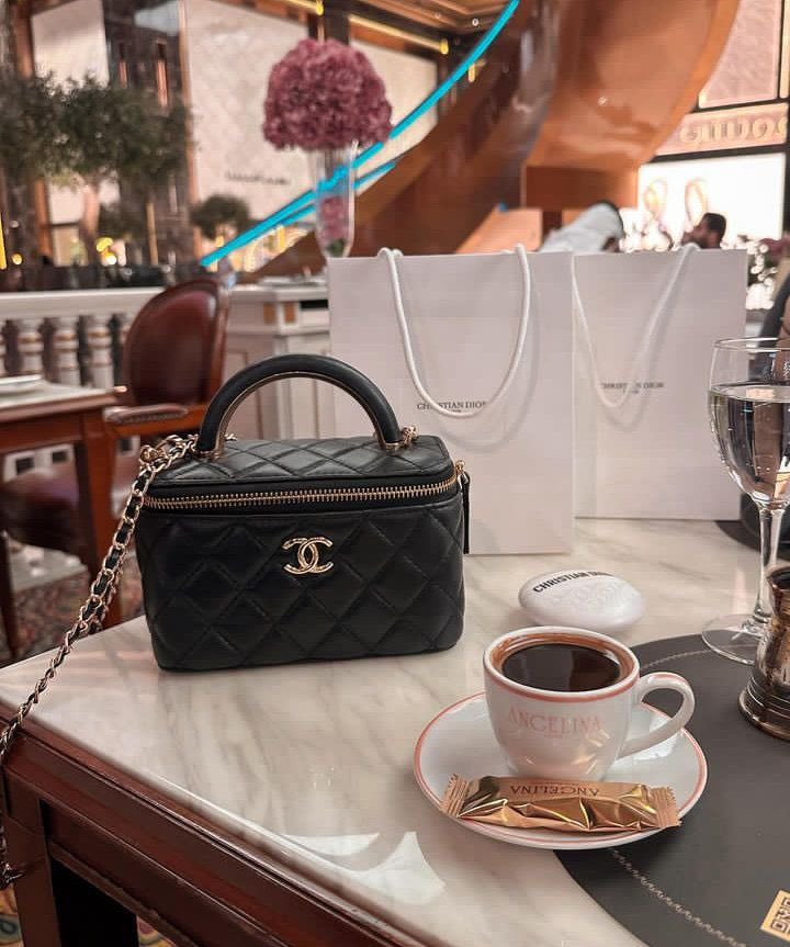 ng___m1's tweet photo. من قال انهُ في كفه والعالم في كفة ؟
هـوَ العالم والكفتين ..💜 https://t.co/SCHdCjJOUq