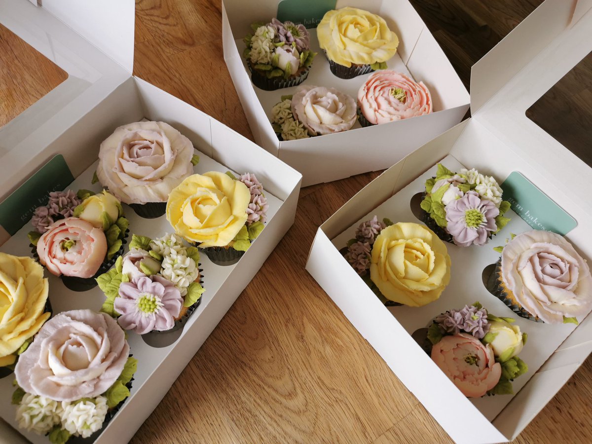 A pretty set of floral vanilla cupcakes to celebrate a birthday 🎂🎉💐

Roses, rosebuds, scabiosa, peonies and hyacinths in pastel shades of lilac, yellow and pink 🌹

#buttercreamflowers #buttercreamcake #birthday #buttercreamrose #edibleflowers #floralcupcakes #flowersyoucaneat
