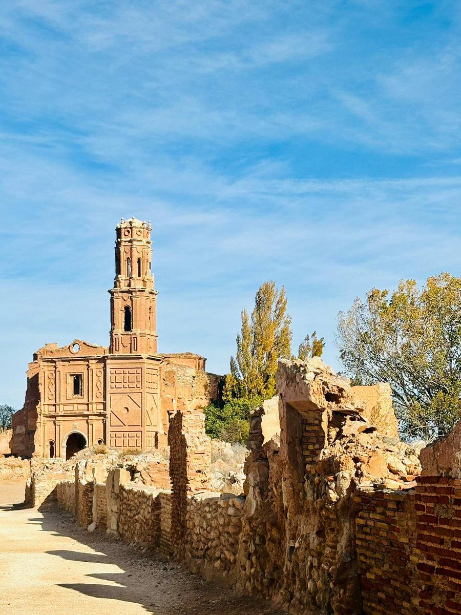 Discover the captivating history of #Belchite's Old Village! 🏘️ Explore the evocative ruins that echo tales of resilience and heritage. Plan your visit to this unique destination in #Aragón! 😍 👉 bit.ly/3vtk7zb 📷 @alasbahamas #YouDeserveSpain @aragonturismo