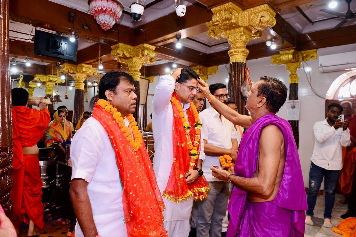 GHANSHYAMGJR's tweet photo. आज श्री सचिन पायलट साहब जी ने चैत्र नवरात्रि के पावन अवसर पर माँ दंतेश्वरी देवी की दर्शन कर पूजा अर्चना की।
देश एवं प्रदेशवासियों की खुशहाली की कामना कर माँ का आशीर्वाद प्राप्त किया।
॥जय माँ दंतेश्वरी॥
@SachinPilot
#Picofthaday https://t.co/RyOjXo1pO1