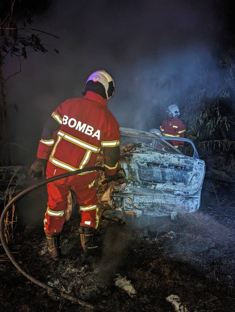 Lagi tragedi pulang beraya. Cubaan bapa tarik anak dari kereta terbakar tidak berhasil, api semakin marak. Pelajar Universiti Sultan Azlan Shah (USAS) Nurul Izati Yunus, 23 maut apabila kereta dinaiki mereka 4 sekeluaga terbabas dan langgar pokok dan terbakar di Raub, Pahang.