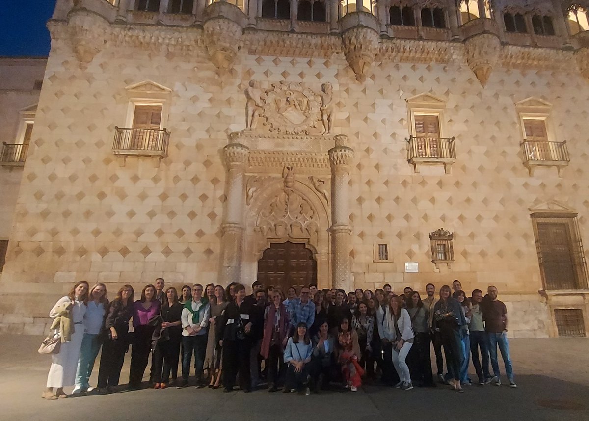 Foto de familia de la <a href="/SCMFH/">SCMFH</a> en #Guadalajara XVIII Jornadas Científicas de la SCMFH <a href="/Farmacia_HUGU/">Farmacia Hospital Guadalajara</a> <a href="/Farmacia_CHUT/">Farmacia Hospital Universitario de Toledo</a> <a href="/SanidadCLM/">Sanidad CLM</a> <a href="/SanidadGU/">Sanidad Guadalajara</a>