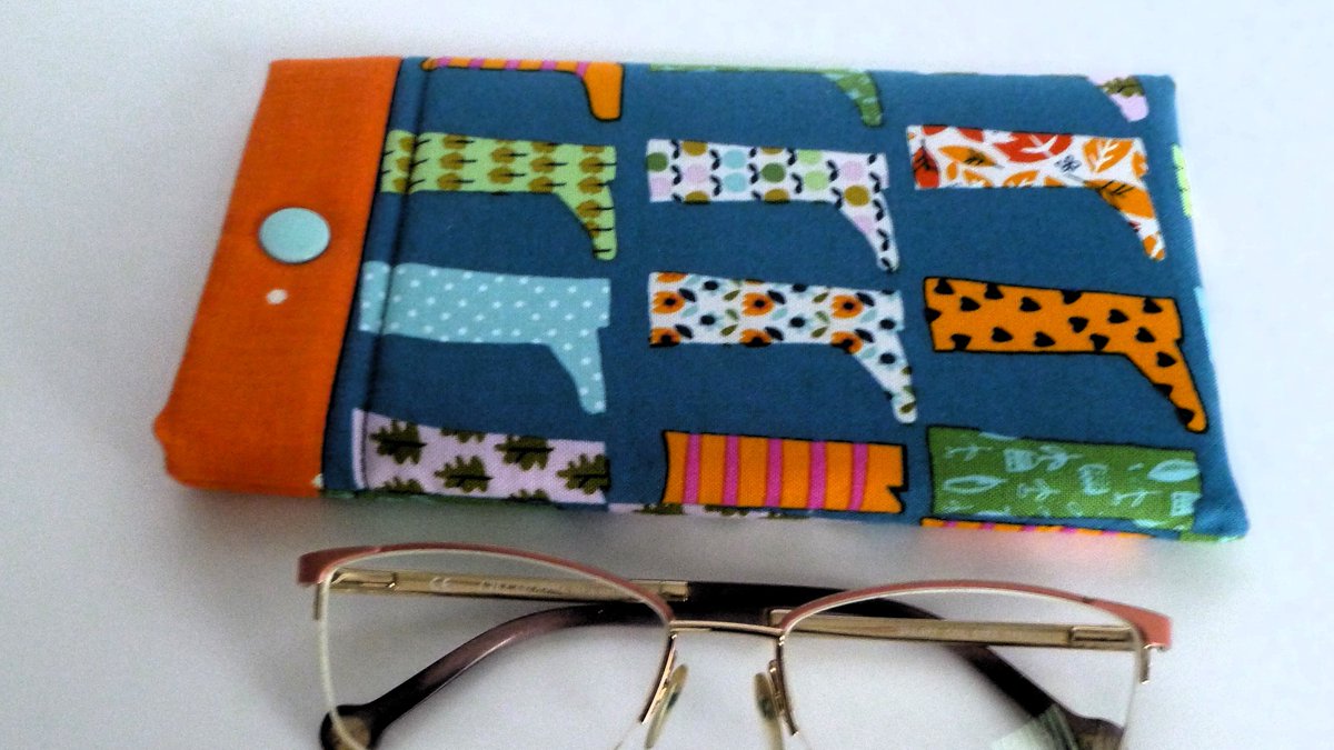 daisychaincraftsukgb.etsy.com/listing/159509… This glasses/sunglasses case is padded for protection with a snap fastener to keep eyewear safe when not in use. Great to use yourself or would make a perfect gift #ukgifthour #ukgiftam #etsyuk #handmade #giftidea #glasses #etsyshop #etsy #boots #wellies