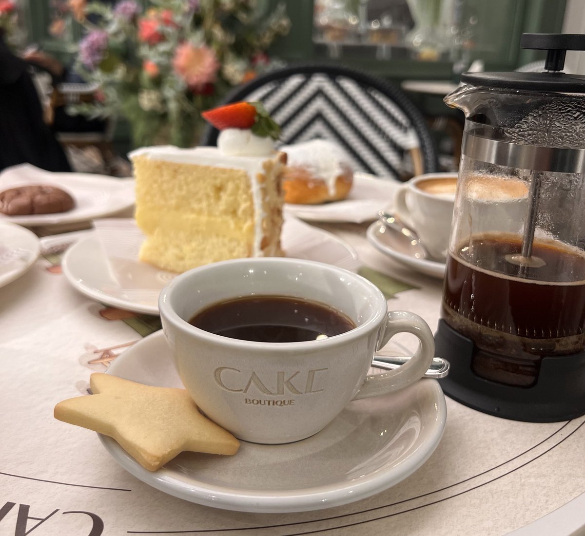 ffatimaaah's tweet photo. Coffee date with my besties 🤍 https://t.co/KgtMYIEahA