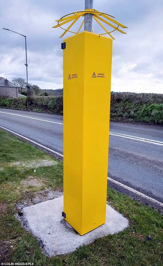 SaveLewisham's tweet photo. @VisionZeroSW @DC_Police  @DailyMailUK @GBNEWS @LBC   Can you please confirm that this armored structure, fitted with sharpened barbs, and installed less than 1m from a busy road conforms to either BS-EN40 or PAS 191 safety standards? https://t.co/qR5K917Tak