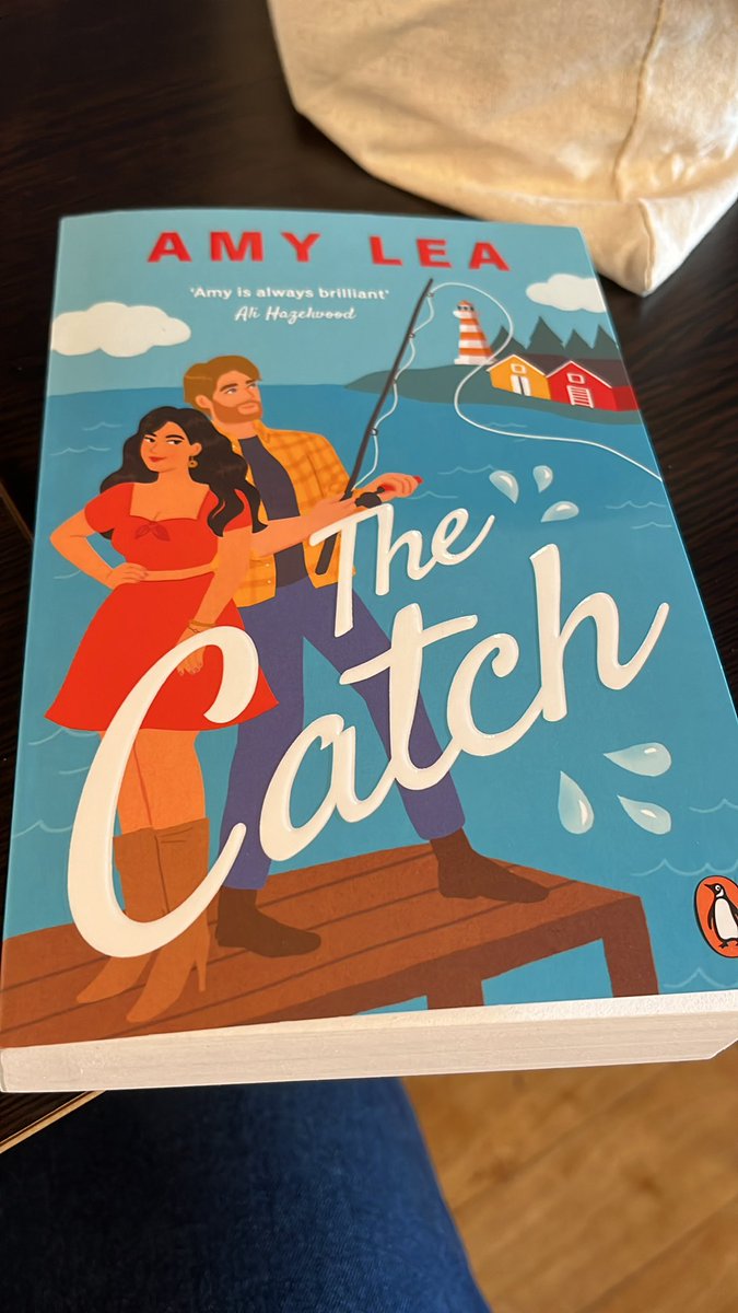 @bertsbooks Currently reading this beauty #TheCatch by #AmyLea published by @PenguinUKBooks it’s soo cute 🥰