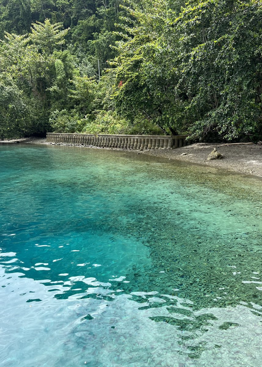 ikramwiese's tweet photo. pulau ambon di peta itu kecil sekali, pulaunya dikelilingi laut, gak heran banyak surga tersembunyi di pulau ini, dan hampir semua ada di pantai ☺️

ini 3 lokasi pantai berbeda, tapi punya ciri khas kurang lebih sama, coba tebak? 🏝️ https://t.co/oWmmzaS0kK