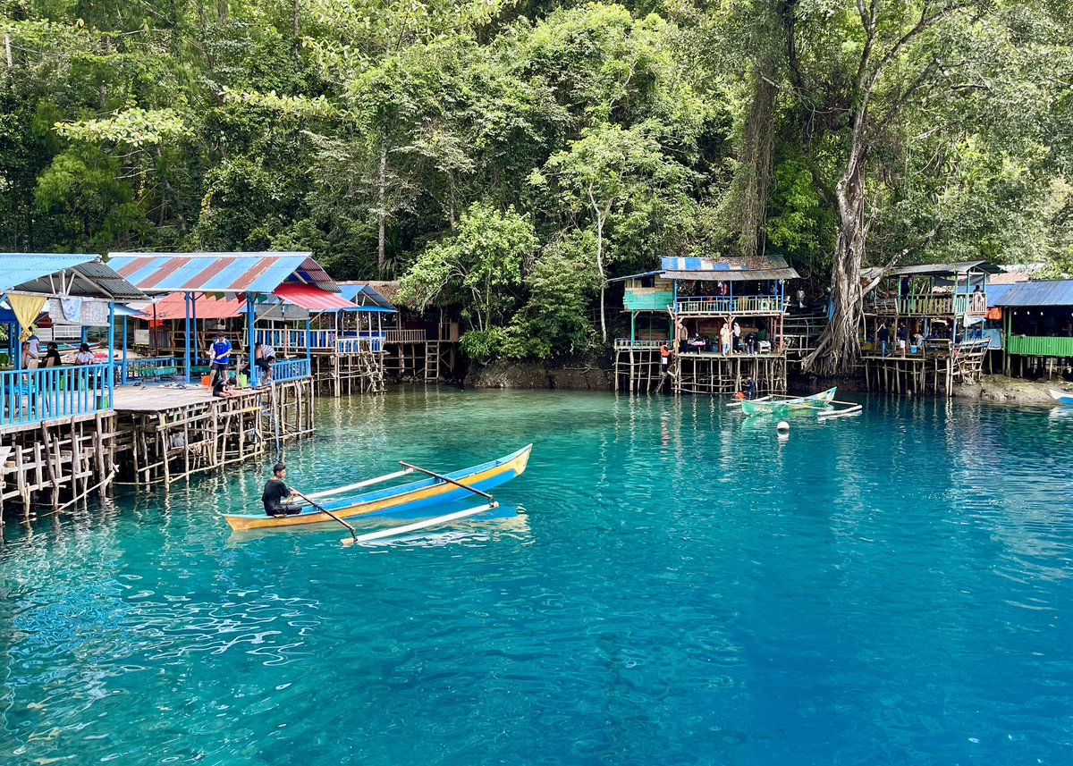 ikramwiese's tweet photo. pulau ambon di peta itu kecil sekali, pulaunya dikelilingi laut, gak heran banyak surga tersembunyi di pulau ini, dan hampir semua ada di pantai ☺️

ini 3 lokasi pantai berbeda, tapi punya ciri khas kurang lebih sama, coba tebak? 🏝️ https://t.co/oWmmzaS0kK
