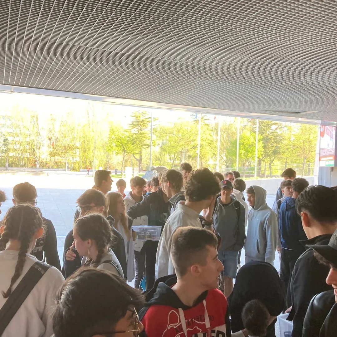 iessapereaude's tweet photo. Tenemos a nuestros alumnos en Burgos para participar y colmar de éxitos al #IESSapereAude merced a su participación en el concurso de robótica ASTI Challenge. 40 alumnos y 4 profesores se han allegado a uno de los epicentros de la castellanidad. Tradición contiene a innovación https://t.co/9D4Z0ZpqUU