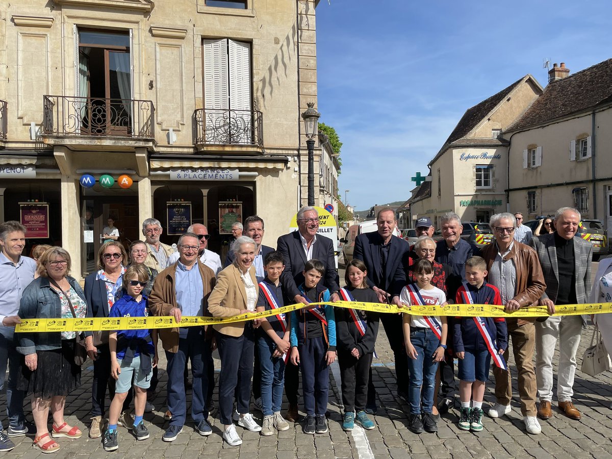 Inauguration de la ligne de départ de la 8ème étape du Tour de France à Semur-en-Auxois avec la Maire de Semur, le directeur @LeTour Christian Prudhomme, Bernard Thevenet et les Maires des 19 communes de Côte-d’Or qui seront traversées le 6 juillet avant l’entrée en Haute-Marne.