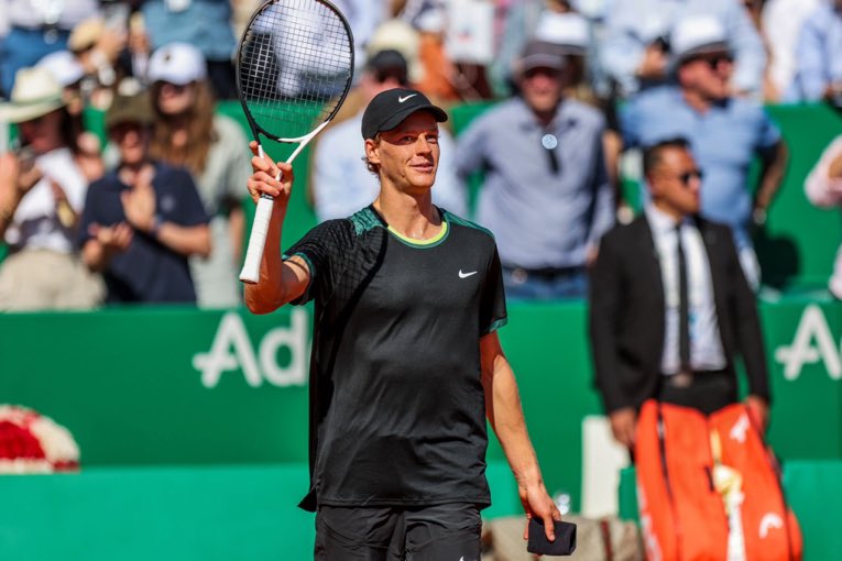 SinnerFrance's tweet photo. JOUR DE MATCH !!

Qualifié pour les demi-finales après un gros match face à Rune, l’italien affronte Stefanos Tsitsipas, double vainqueur ici 🇬🇷⚡️

Jannik a remporté leurs deux derniers duels, mais le grec domine les débats sur terre. 

⏰: 13h30
⚔️: 3-5 https://t.co/gLKpEqqhsI