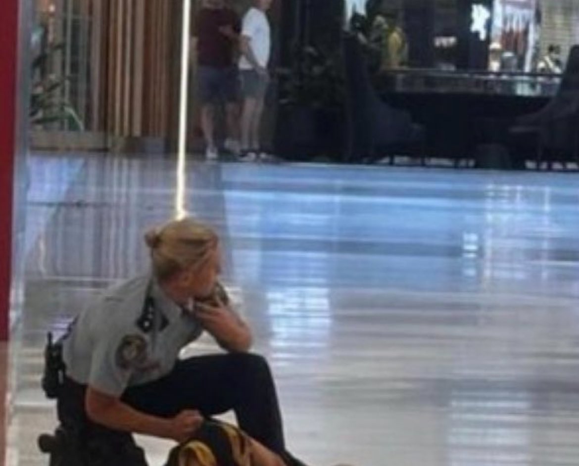 Daip376DavidIp's tweet photo. Did the same officer who neutralised the gun man also moments later performing CPR on victims of the attack #bondijunction what a hero? https://t.co/oMivLt8fNc