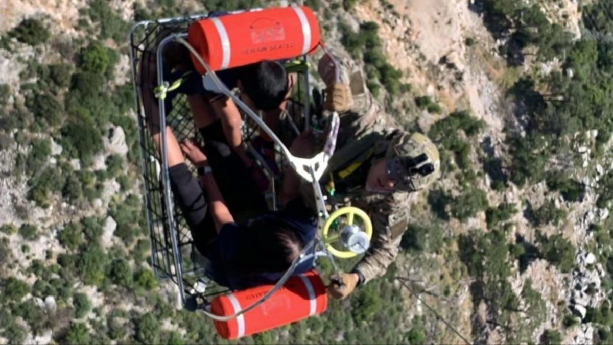 Konya’daki 3’üncü Ana Jet Üs Komutanlığımızdan görevlendirilen AS-532 Couger tipi helikopter, Antalya’daki teleferik kazası sonrası mahsur kalan vatandaşlarımızı kurtarma çalışmalarına destek sağlamaya devam ediyor.

#MillîSavunmaBakanlığı