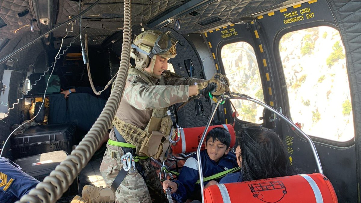 tcsavunma's tweet photo. Konya’daki 3’üncü Ana Jet Üs Komutanlığımızdan görevlendirilen AS-532 Couger tipi helikopter, Antalya’daki teleferik kazası sonrası mahsur kalan vatandaşlarımızı kurtarma çalışmalarına destek sağlamaya devam ediyor.

#MillîSavunmaBakanlığı https://t.co/Ay0gt2I36c