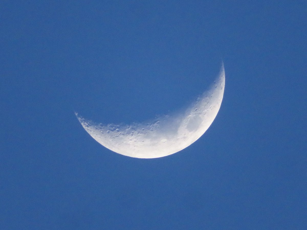 夕空に浮かぶ月。