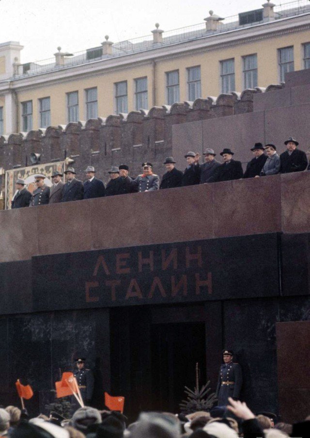 Гагарин приветствует москвичей с Мавзолея 14 апреля 1961 года. Сейчас и Мавзолей прячут и надпись СССР на шлеме стирают.. однако, 'это наша победа'..