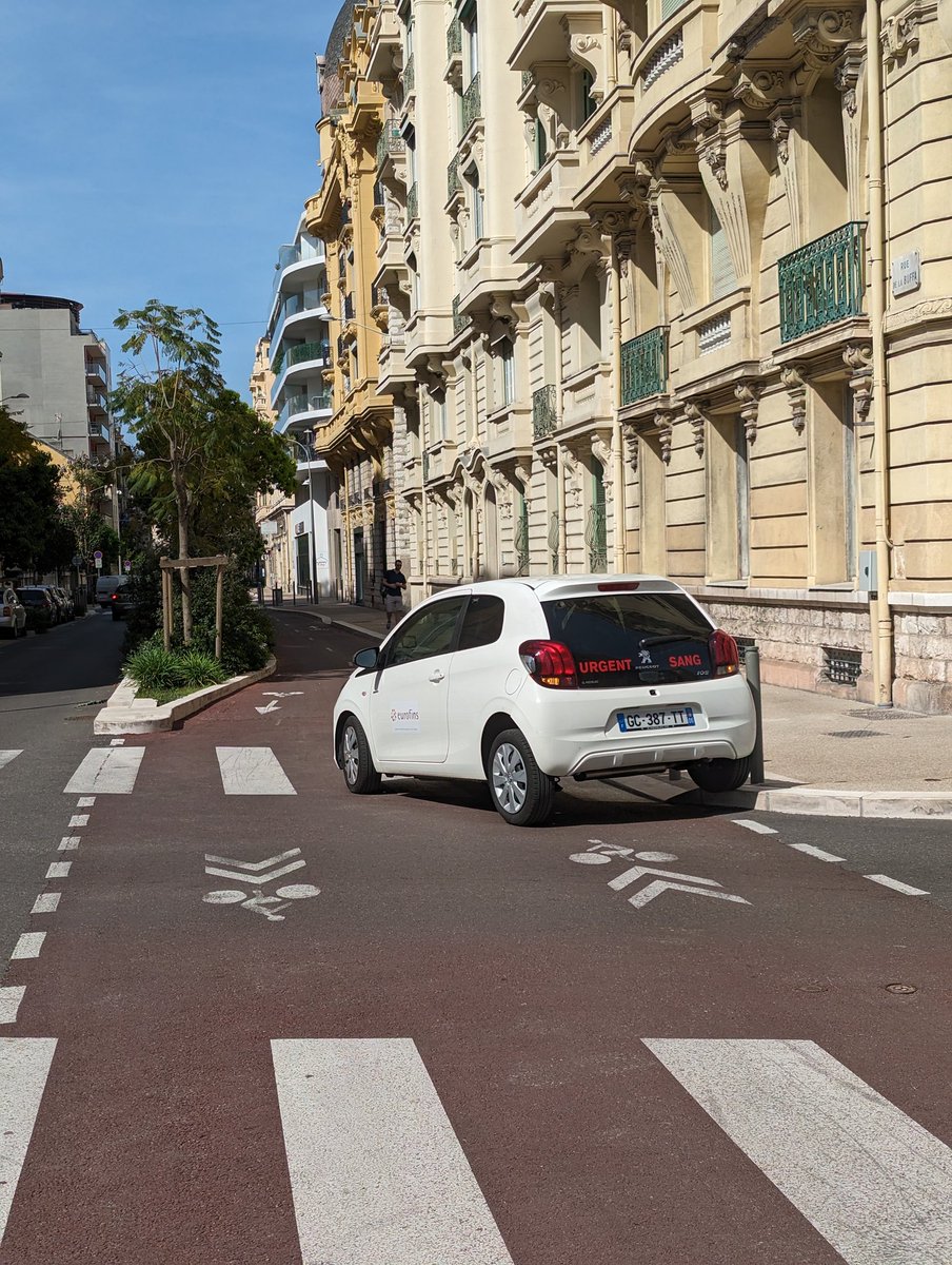 À #NiceVilleLaxiste, les #GCUM (comme @EAGLaboratories) savent qu'ils peuvent se garer n'importe où que la Police du Maire s'en fiche et laisse faire.

Les pistes cyclables servent à quoi, @cestrosi @gaelnofri @richardchemla @RomainCardelli @anneramos06?