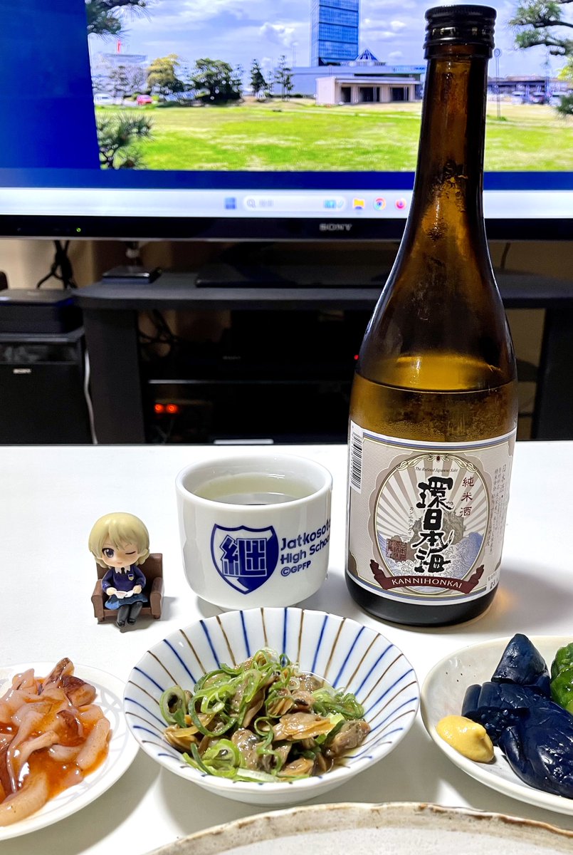 「今夜は先日頂戴しました島根の日本海酒造さん「環日本海 純米酒」を頂きますー!!お」|おまちのイラスト