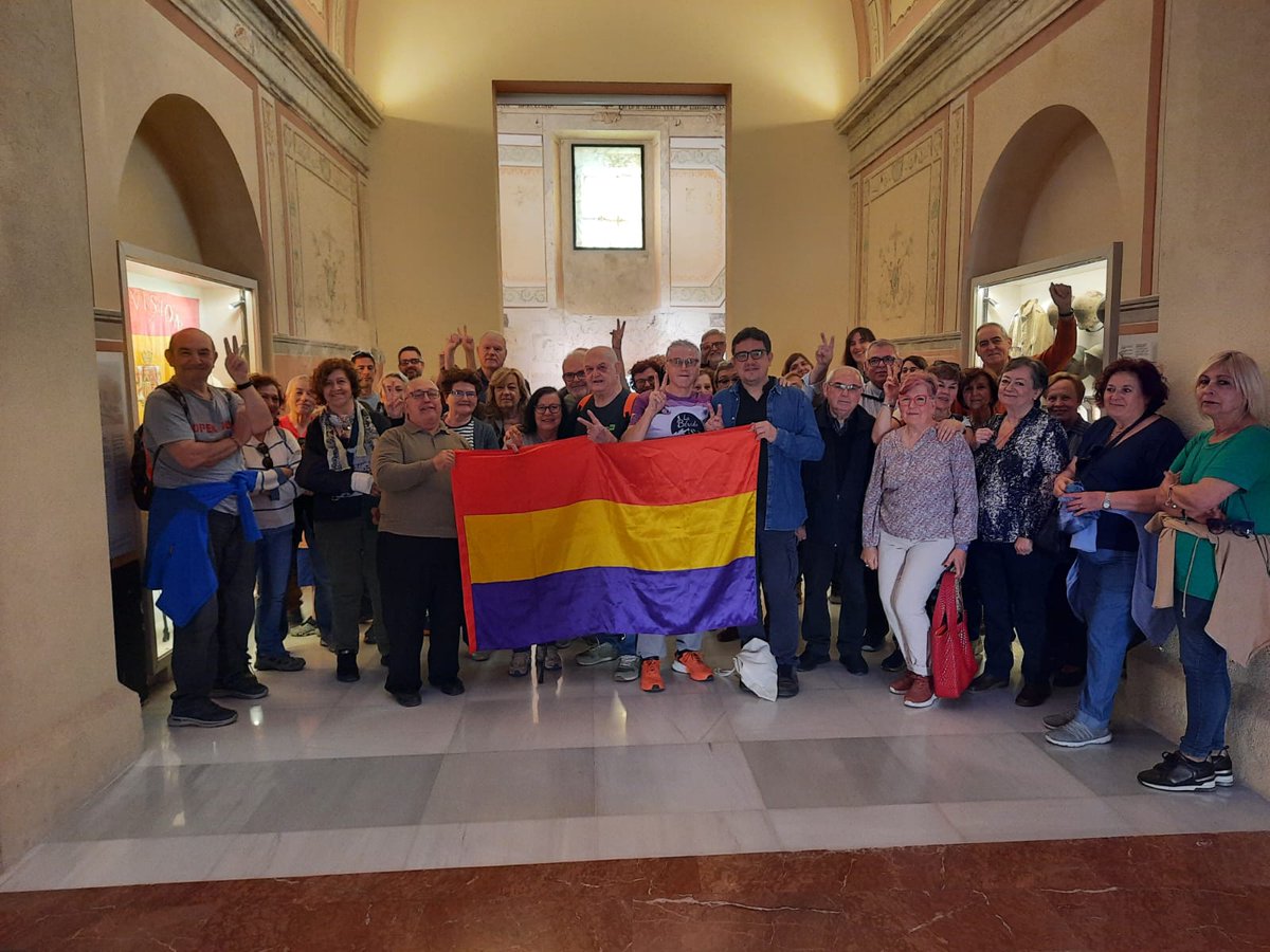 La visita guiada al Castell de #Castelldefels ens ha permès conèixer la història de la fortificació de la baronia de #Eramprinyà i el pas de les Brigades Internacionals. 
Gràcies a #AlfonsoLopez per les explicacions.

@Memoria_Baix 
@ccoocatalunya