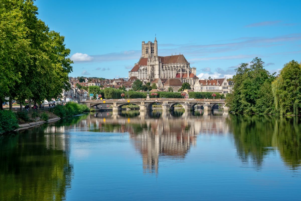 La Bourgogne compte le plus grand réseau de rivières et de canaux en France. Canal du Nivernais ou de Bourgogne, Yonne ou Saône, en bateau ou à vélo, on profite des paysages verdoyants, abbayes, châteaux et autres cités médiévales au fil de l'eau. 

#ExploreFrance 
📷 Adobe Stock