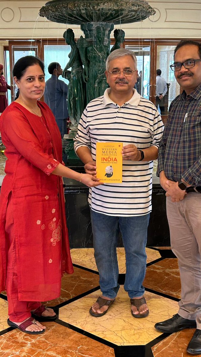 suneeta24's tweet image. It was a great honor to meet Shri Umesh Upadhyay Sir and receive his first book, &apos;Western Media Narratives on India - From Gandhi to Modi&apos;, in Hyderabad, today along with Shri Venkat Reddy Sir.