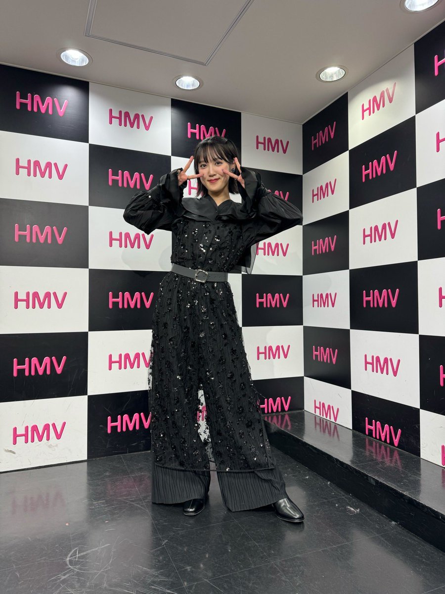 HMV栄店さんでのリリイベ 来てくださった皆さんありがとう〜🙌🏻 黒衣装でハーフツイン(風)も 悪くない説。(まいより) @HMV_Sakae #小関舞