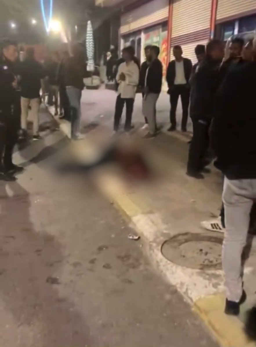 emniyeii's tweet photo. Şırnak'ta sokak ortasında askerin tecavüz ettiği yalanı atılılıyor.(Sokak ortasında tecavüz yalanına bir tek k*rt beyinliler inanır) Sonrasında asker linç ediliyor. Artık bu pkk artığı yaratıklara Türk milletinin sabrı kalmadı. Devlet gerekeni yapsın.Yoksaa...
#SONDAKİKA #tecavüz https://t.co/V2Fe6e2lWm