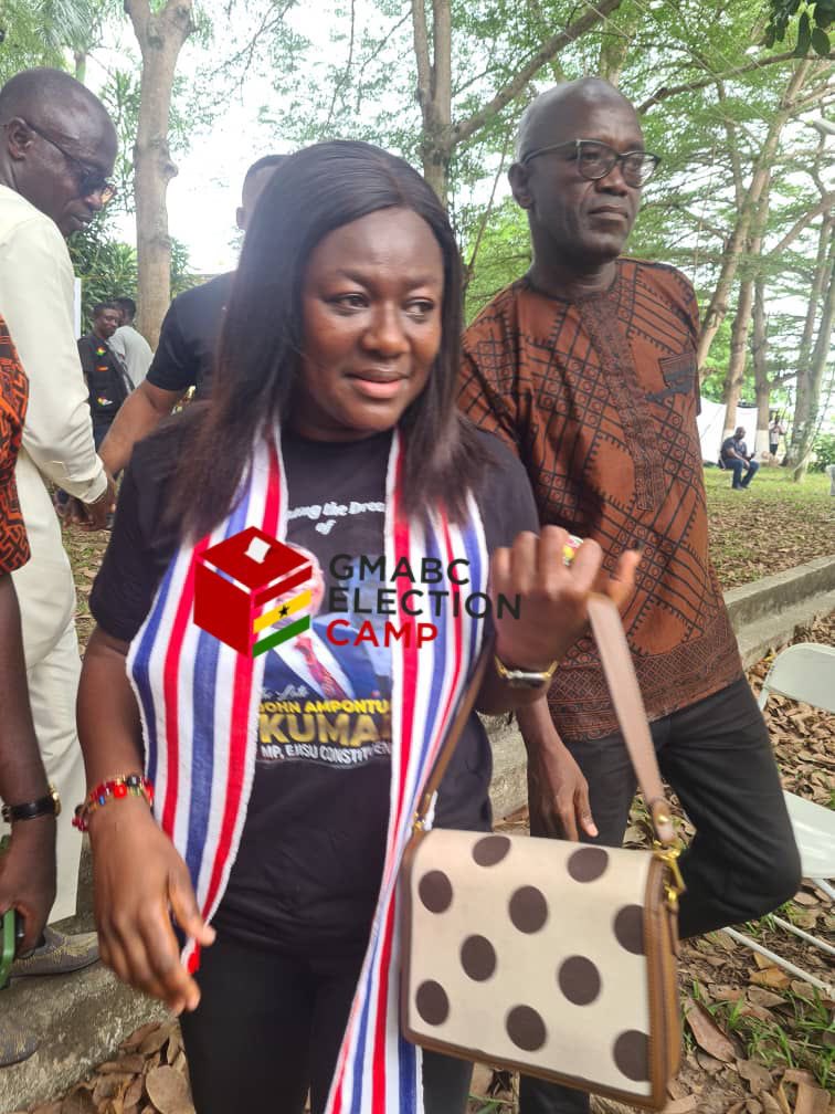 Aspirant, Helena Mensah, seen making her way to cast her ballot 

#EjisuNPPDecides 
#GMABCElectionCamp
#HappyGhana 
@NPP_GH