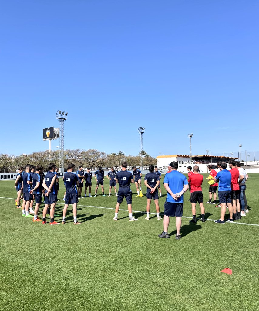 ⚽️🔛 Los azules se ejercitan en Paterna, en la Ciudad Deportiva del Valencia CF, con la mirada puesta en el duelo de esta noche.

Muchas gracias por prestarnos las instalaciones, @valenciacf. 🤜🤛

#LaLigaHypermotion
#LevanteAmorebieta