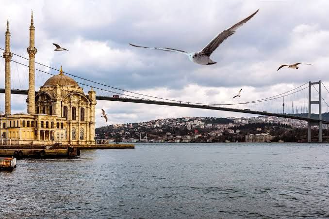 Büyük Ozan Aşık Veysel ‘in İstanbul için yazdığı şiirdeki şu muhteşem mısralara bakın👇 Denizler kilidi boğazların var Dünyaya haykıran avazların var Yılmaz Türk Ordusu şahbazların var Ferah tut gönlünü serin İstanbul ****. . **** **** Dünya güzelliği sendedir mevcut…