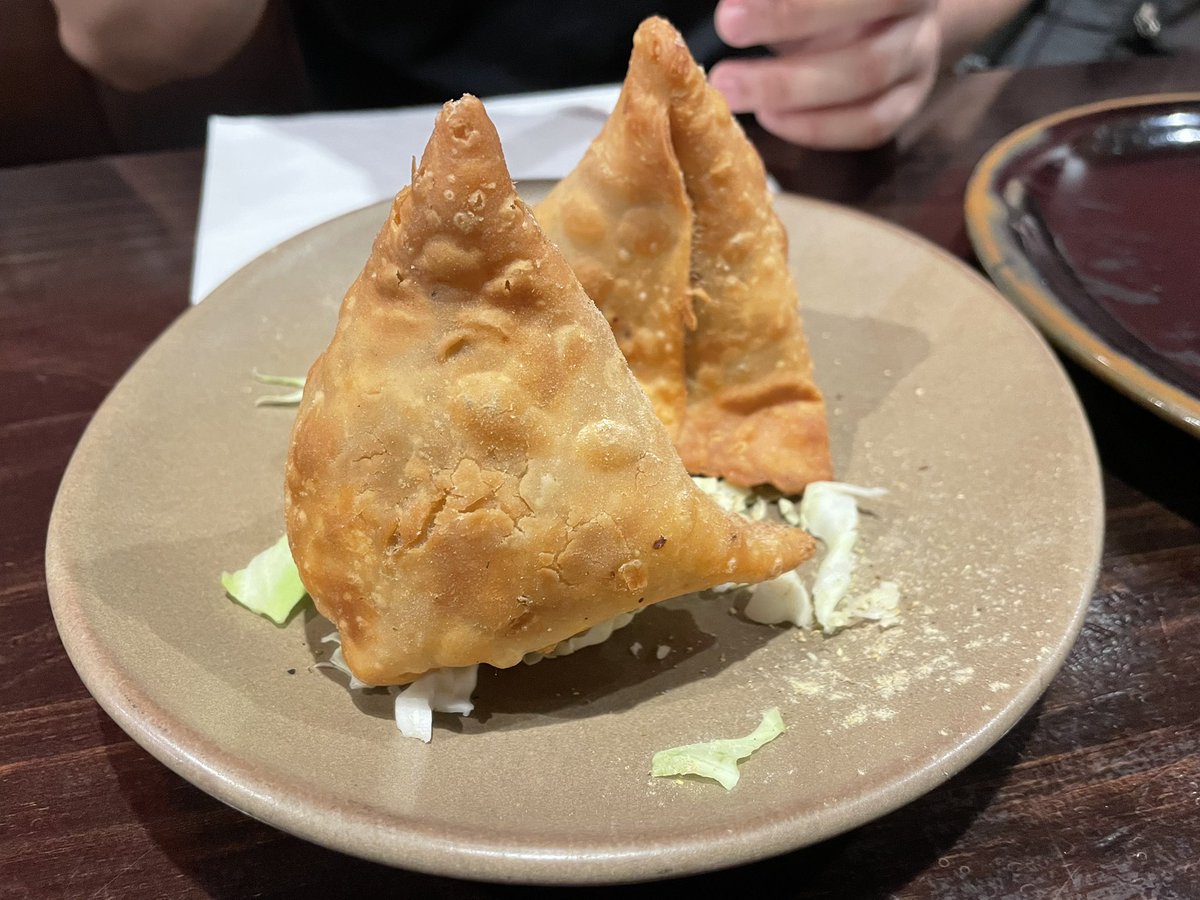 acunesca's tweet photo. 夜9時以降は何も食べたくない僕vs夜9時以降に普段晩御飯を食べる友達との間で外食するかしないかで話し合った結果、もう会えるの最後かもしれないだろという言葉に負けた。

この時間に食べるビリヤニ美味しいね…
at Raviz Indian Cuisine https://t.co/N3aMK2ed4N