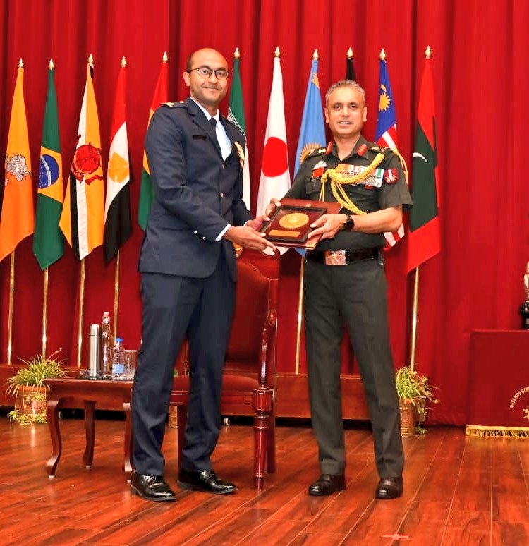 𝐃𝐒𝐒𝐂 𝐂𝐨𝐧𝐯𝐨𝐜𝐚𝐭𝐢𝐨𝐧 𝐂𝐞𝐫𝐞𝐦𝐨𝐧𝐲 Meritorious Officers excelling in Military Studies and Groups achieving distinction in Exercises & Research Projects were awarded medals & felicitated at #DSSC, Wellington. The #𝐌𝐚𝐧𝐞𝐤𝐬𝐡𝐚𝐰 𝐌𝐞𝐝𝐚𝐥 was awarded to three…