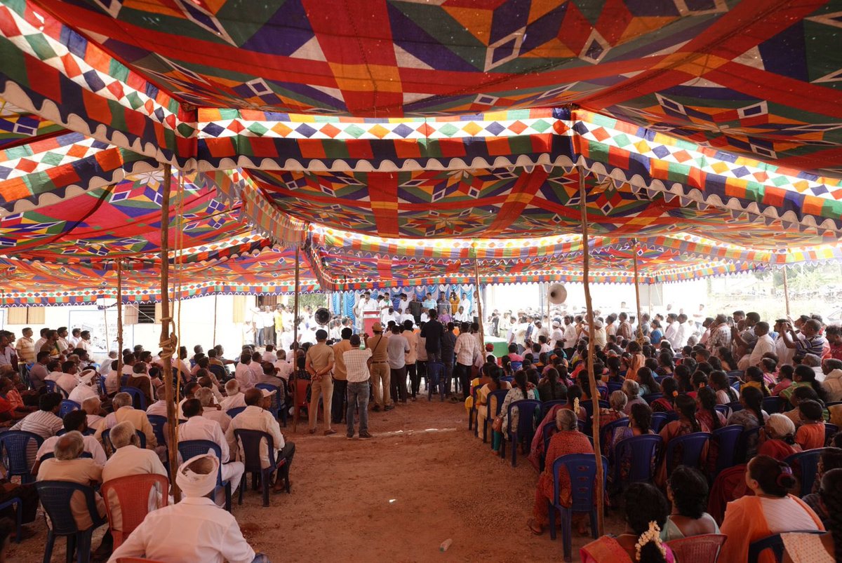 ಹೊಳೆನರಸೀಪುರ ಕ್ಷೇತ್ರದ ಮಂಚಿಗನಹಳ್ಳಿಯಲ್ಲಿ ಇಂದು ಜೆಡಿಎಸ್-ಬಿಜೆಪಿ ಪಕ್ಷಗಳ ಚುನಾವಣಾ ಪ್ರಚಾರ ಸಭೆ ನಡೆಸಲಾಯಿತು. 
ಈ ಸಂದರ್ಭದಲ್ಲಿ ಮಾಜಿ ಪ್ರಧಾನಿಗಳಾದ ಶ್ರೀ ಹೆಚ್. ಡಿ. ದೇವೇಗೌಡರು, ವಿಧಾನಪರಿಷತ್ ಸದಸ್ಯರಾದ ಶ್ರೀ ಸೂರಜ್ ರೇವಣ್ಣನವರು ಹಾಗೂ ಉಭಯ ಪಕ್ಷಗಳ ಹಲವಾರು ಮುಖಂಡರು, ಕಾರ್ಯಕರ್ತರು ಉಪಸ್ಥಿತರಿದ್ದರು.
#jds #bjp #NDAalliance
