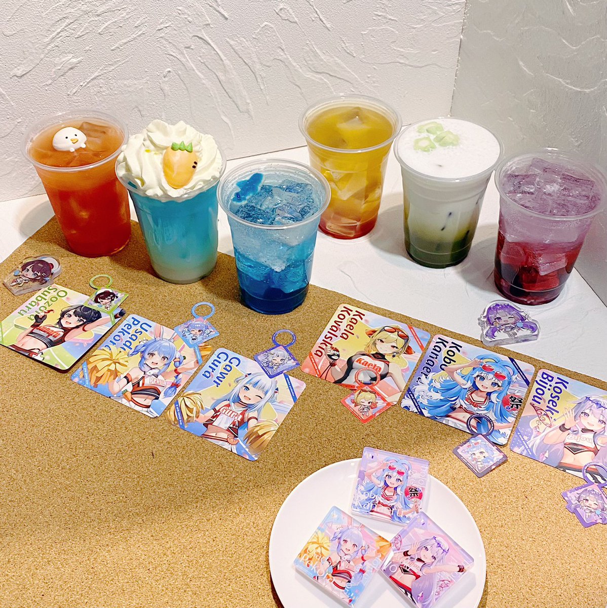 holocheerup's tweet photo. 【hololive production X CAPSULE Cheer UP Collaboration Café】

主題聯名咖啡廳即將在明天正式營業啦~
再次提醒大家一些重要的注意事項！

＼預約者記得要帶有效身分證件正本／
🔶本活動採用「預約實名制」，報到時「預約者」需出示有效身分證件正本，以利核對身份。如無攜帶有效身分證件，預約者將無法入場。
※官方認證之有效身分證件為身分證、健保卡、駕照，非本國人士需出示居留證或是護照。除上述證件以外均不予認證；照片、截圖、影本亦不受理。

＼人數到齊再報到／
🔶請人數到齊後再行報到，若預約者未到則無法進行報到。報到後無法再修改人數。若總預約人數未到齊即進行報到，遲到者視同放棄預約資格，無法入場。若希望入場，視該日補位狀況，額外排隊入場。

＼入場低消要達到／
🔶平假日入場皆有餐飲低消160元之限制，假日預約將預收訂金160元，全額可折抵現場餐點消費；線上預約訂金僅提供信用卡支付。

還沒預約的朋友快來預約吧！
📌https://t.co/boqAjaFRc7
Cmer電商將於4/14中午12:00開放預購
📌https://t.co/8Ry5RBZmma
希望大家都可以玩得開心，明天見！！！

—活動詳情請持續鎖定本粉絲專頁—
活動時間：4/14（日） ～ 4/28（日）
活動地點：臺北市中山區錦西街25號（近捷運淡水信義線民權西路站1號出口）
#hololiveproduction_cheerup #hololiveproduction #CAPSULE #hololive_cheerupcafe #主題聯名咖啡廳