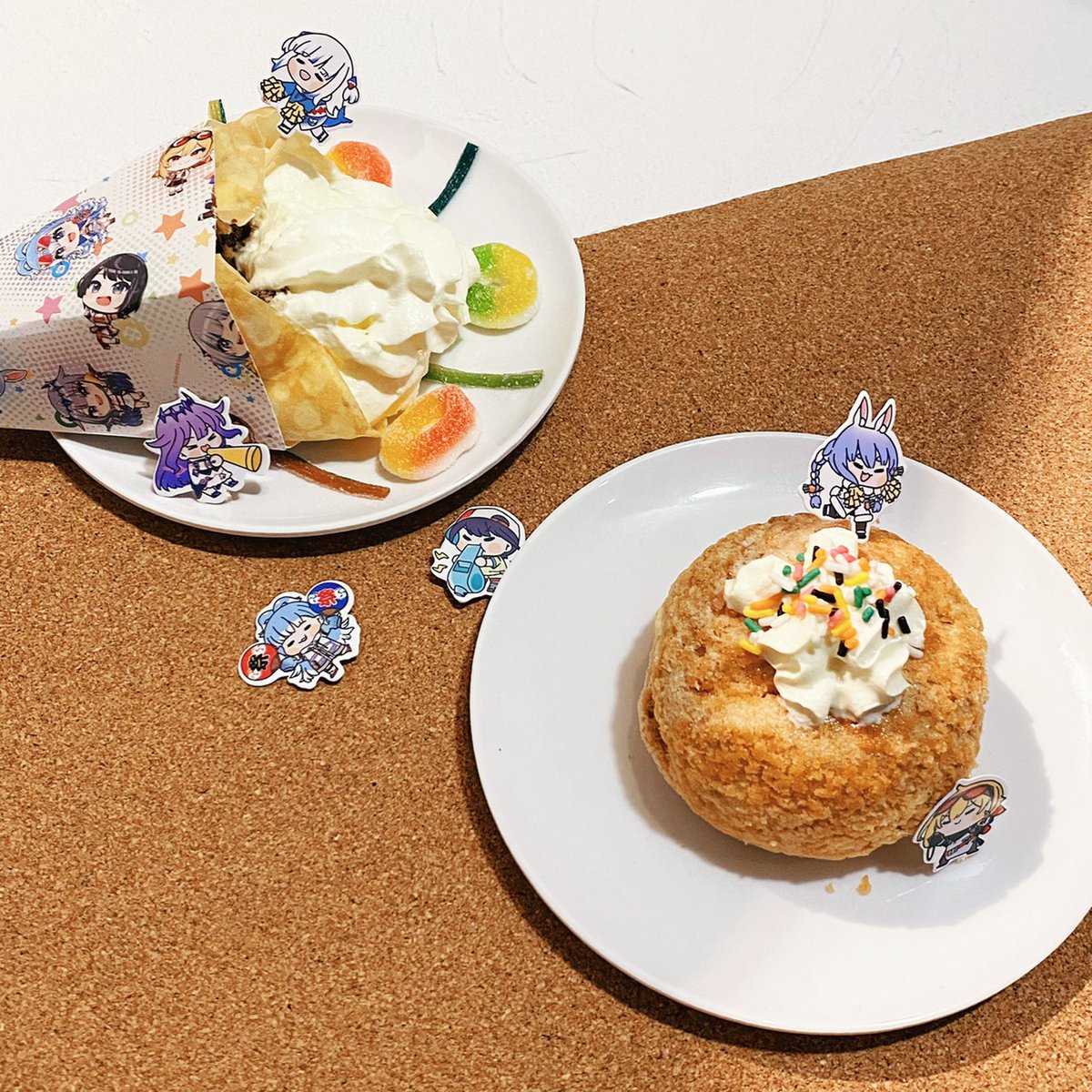 holocheerup's tweet photo. 【hololive production X CAPSULE Cheer UP Collaboration Café】

主題聯名咖啡廳即將在明天正式營業啦~
再次提醒大家一些重要的注意事項！

＼預約者記得要帶有效身分證件正本／
🔶本活動採用「預約實名制」，報到時「預約者」需出示有效身分證件正本，以利核對身份。如無攜帶有效身分證件，預約者將無法入場。
※官方認證之有效身分證件為身分證、健保卡、駕照，非本國人士需出示居留證或是護照。除上述證件以外均不予認證；照片、截圖、影本亦不受理。

＼人數到齊再報到／
🔶請人數到齊後再行報到，若預約者未到則無法進行報到。報到後無法再修改人數。若總預約人數未到齊即進行報到，遲到者視同放棄預約資格，無法入場。若希望入場，視該日補位狀況，額外排隊入場。

＼入場低消要達到／
🔶平假日入場皆有餐飲低消160元之限制，假日預約將預收訂金160元，全額可折抵現場餐點消費；線上預約訂金僅提供信用卡支付。

還沒預約的朋友快來預約吧！
📌https://t.co/boqAjaFRc7
Cmer電商將於4/14中午12:00開放預購
📌https://t.co/8Ry5RBZmma
希望大家都可以玩得開心，明天見！！！

—活動詳情請持續鎖定本粉絲專頁—
活動時間：4/14（日） ～ 4/28（日）
活動地點：臺北市中山區錦西街25號（近捷運淡水信義線民權西路站1號出口）
#hololiveproduction_cheerup #hololiveproduction #CAPSULE #hololive_cheerupcafe #主題聯名咖啡廳
