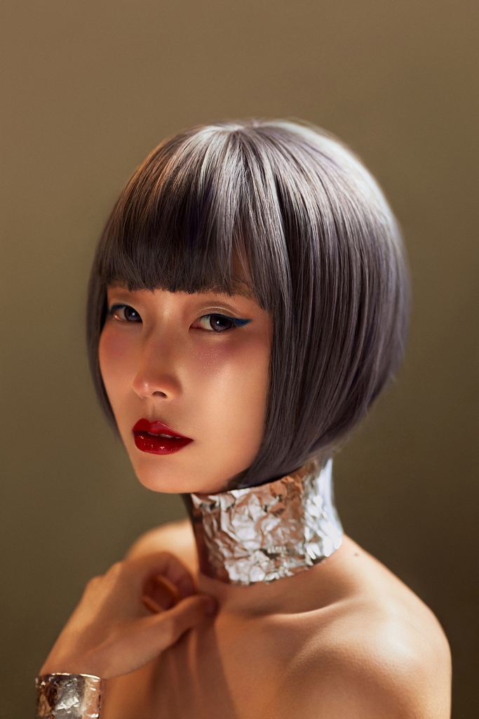 📸: A Girl With Tin Foil by Xiayu Li | International Photography Awards 2023 Professional Honorable Mention #PortraitMood #PortraitPhotography #IPhotoAwards #AmazingShot