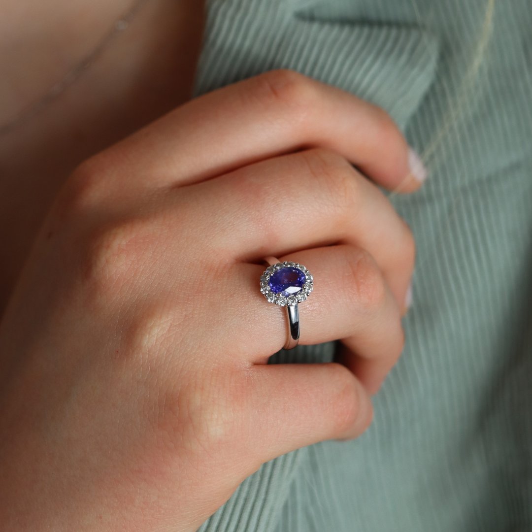 Sparkle wearing our tanzanite and diamond cluster ring this Spring...

#heidikjeldsenltd #finejewellery #shopoakham #shopmillstreetoakham