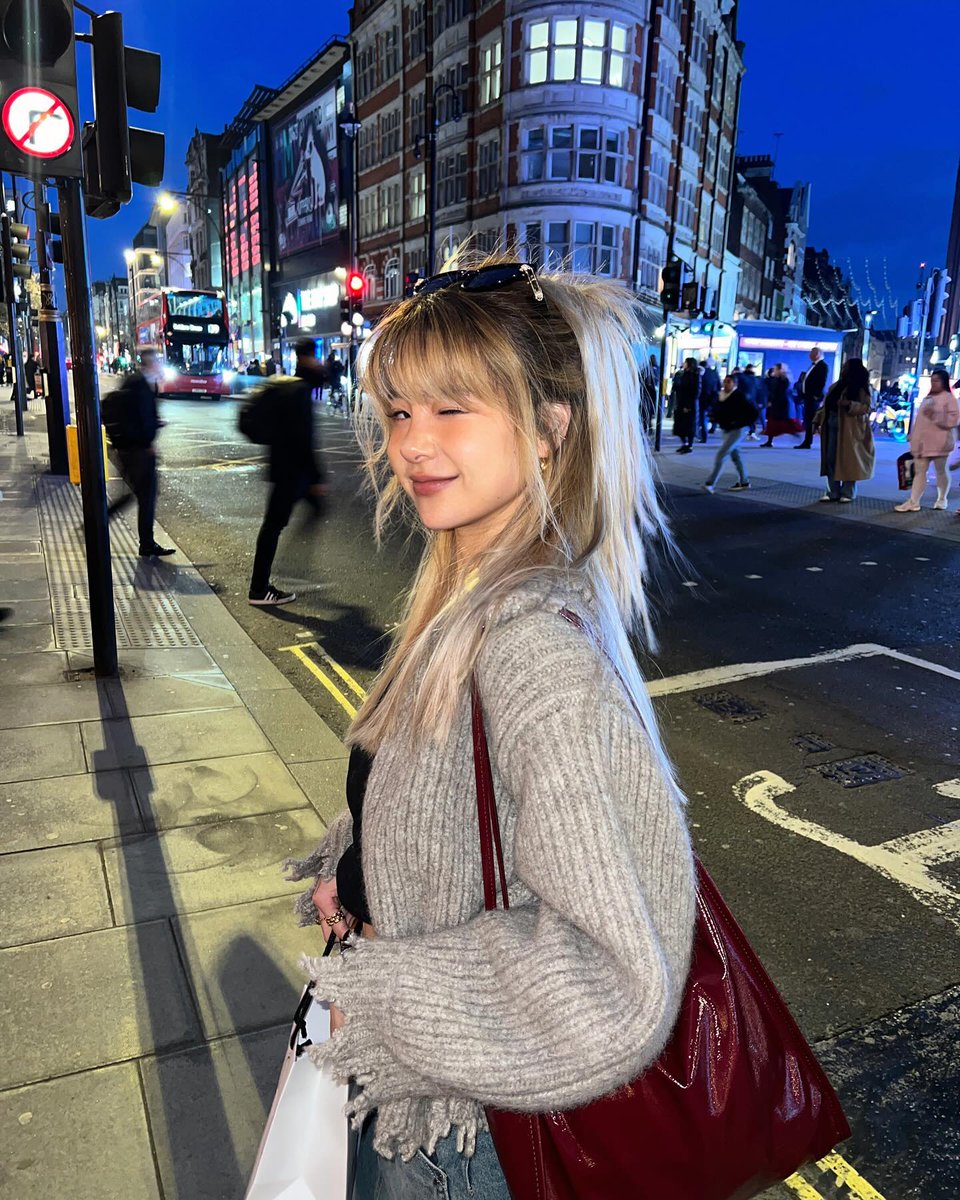 Cheers to weekends in the West End! 📷 @imfayy_e #OxfordStreet #happyFriday #LondonsWestEnd