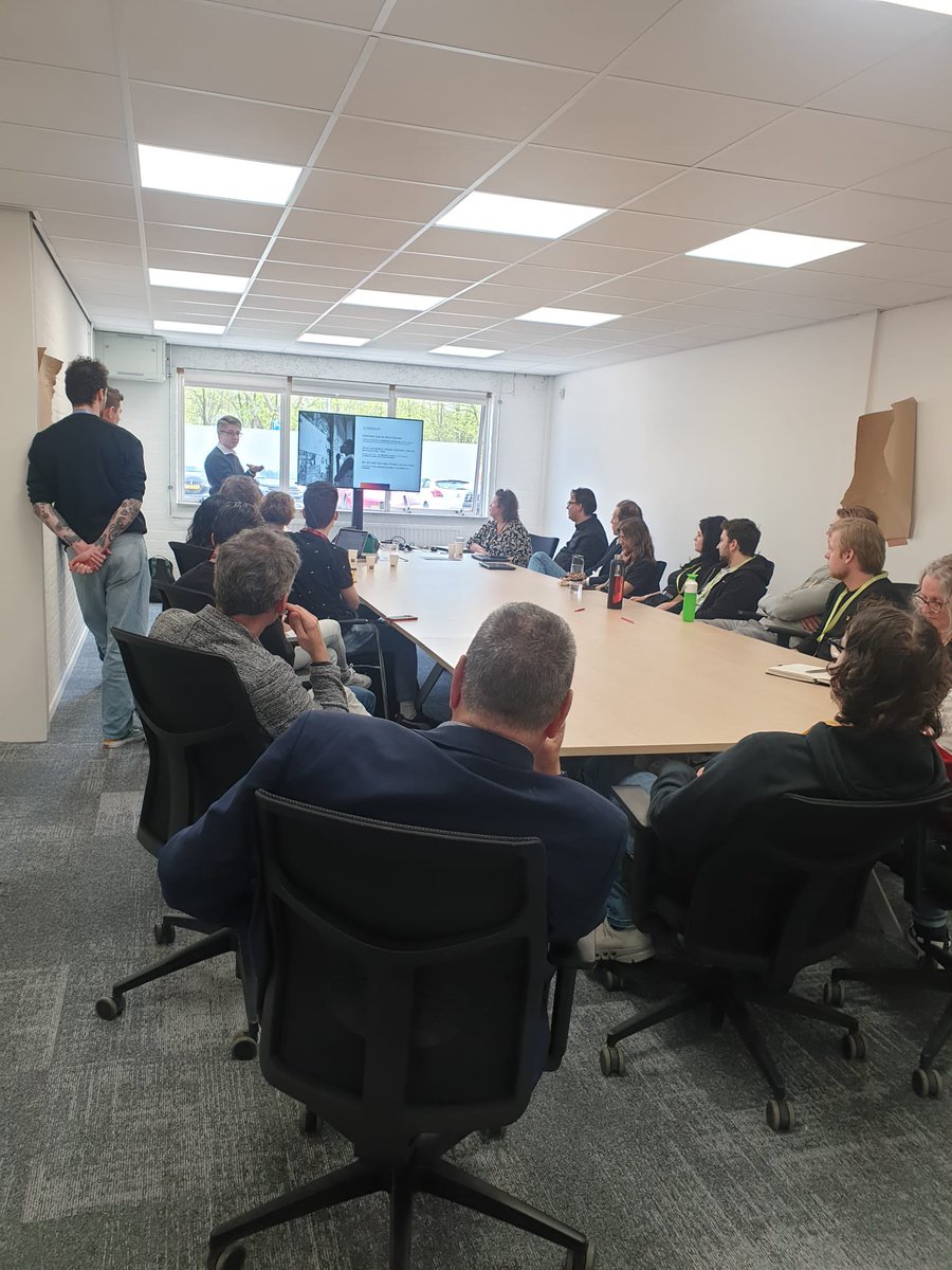 EddieAltenburg's tweet image. Samen met wethouder @RalphGeers, raadsleden Bilal El Amraoui & @apvanrosmalen heb ik het #IoT stadslab @shertogenbosch bezocht. Er was een #hackaton gaande met Bossche studenten. Zij kregen 1.800 #datasets om hiermee slimme oplossingen te bedenken voor onze inwoners. #raaddb