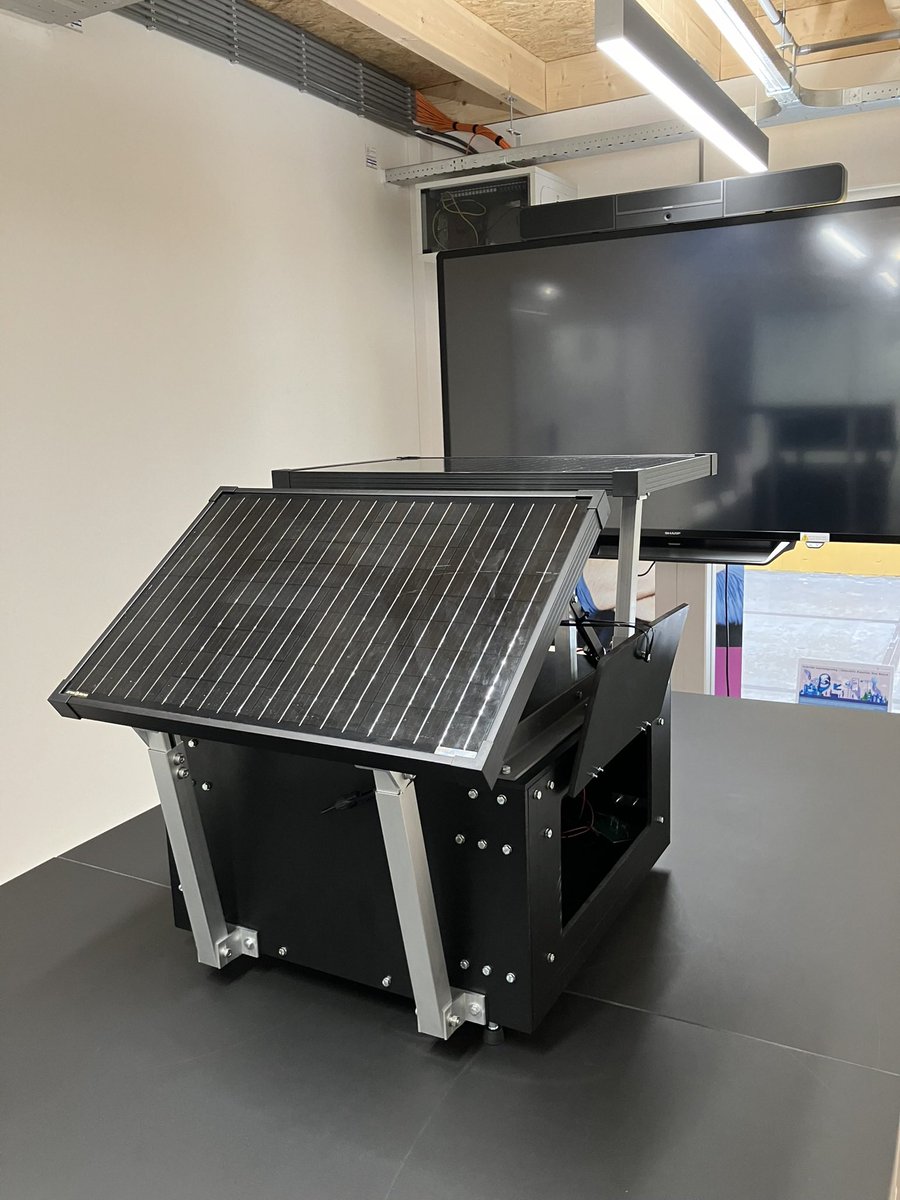 EddieAltenburg's tweet image. Samen met wethouder @RalphGeers, raadsleden Bilal El Amraoui & @apvanrosmalen heb ik het #IoT stadslab @shertogenbosch bezocht. Er was een #hackaton gaande met Bossche studenten. Zij kregen 1.800 #datasets om hiermee slimme oplossingen te bedenken voor onze inwoners. #raaddb