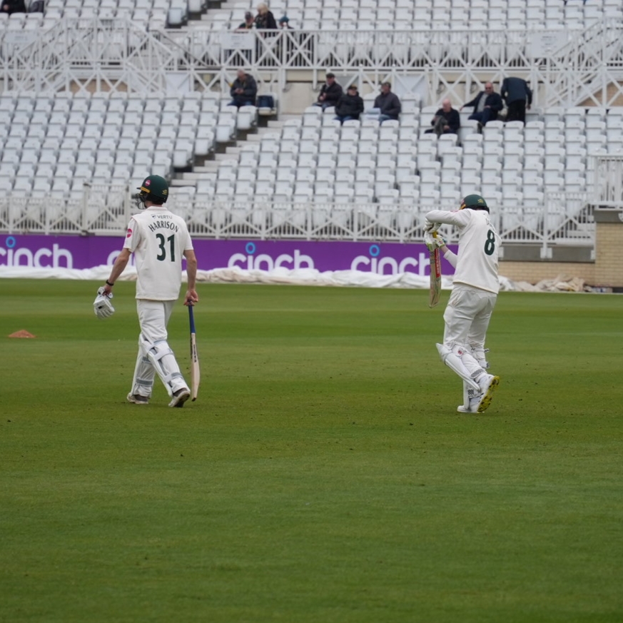 Back to work.👊 Notts 305/6. Harrison and James in the middle. #NOTWOR | 📺 i.mtr.cool/aarbtnttng