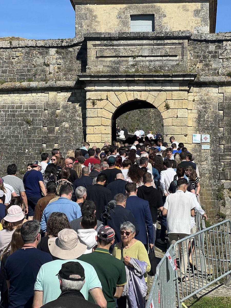 Quelques embouteillages au Printemps des Vins de Blaye pour accueillir comme il se doit @J_Bardella ! 😅 Quelle ferveur ! #qvivementLe9Juin