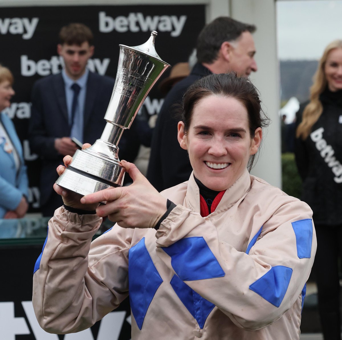 A golden month for @rachaelblackmor 🥇 She is crowned @IrishTimes Sportswoman of the Month for March for a THIRD year running 👏 Can she make a case for April's prize later today? 👀 #GreenTeam #EveryRacingMoment