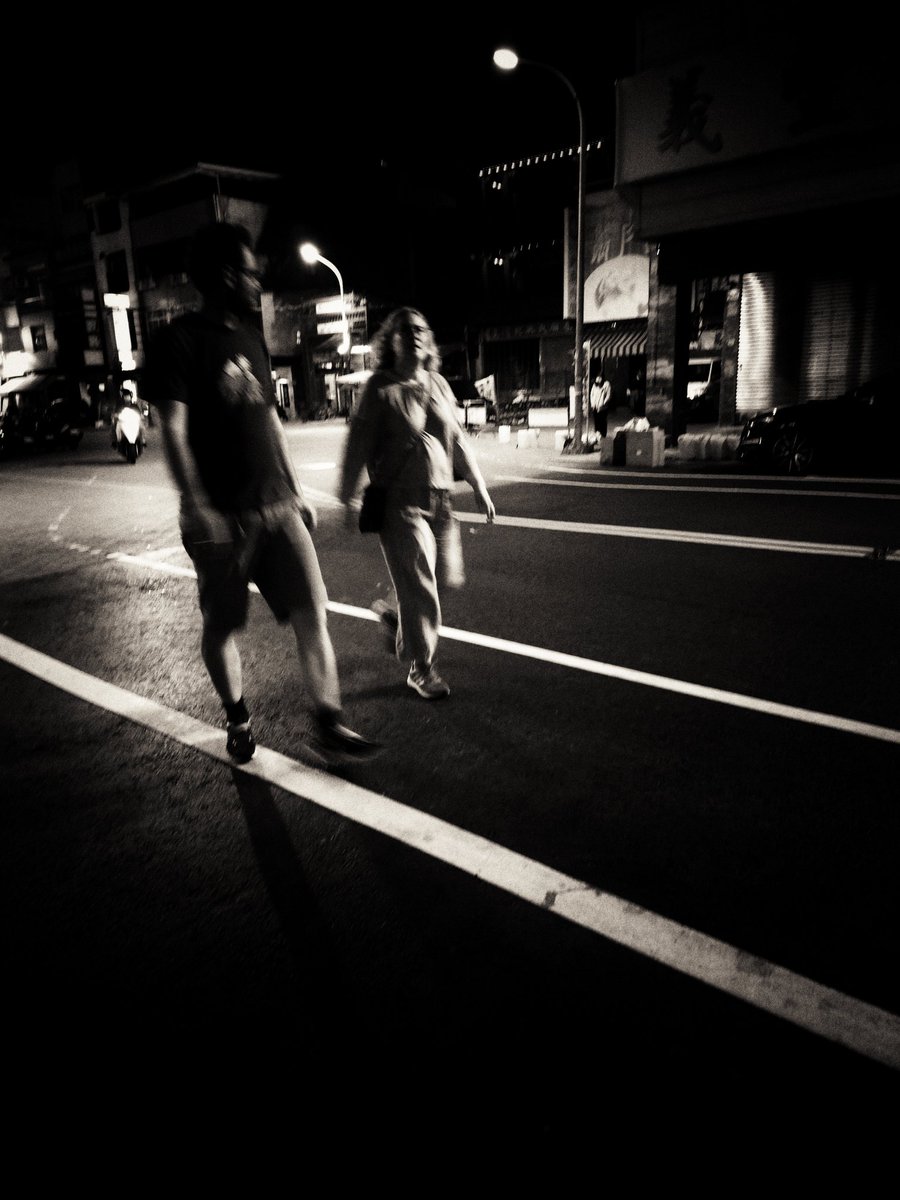 three white lines 

#台湾 #台南 #Taiwan #nightphotography #streetphotography #blackandwhitephotography 
©️skinskin