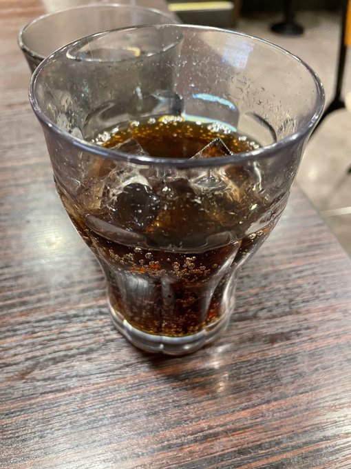 CoCo壱でコーラ頼んだらこれが出てきたんですが。少なすぎて訴えられるレベル https://t.co/ASdRr0fgvv