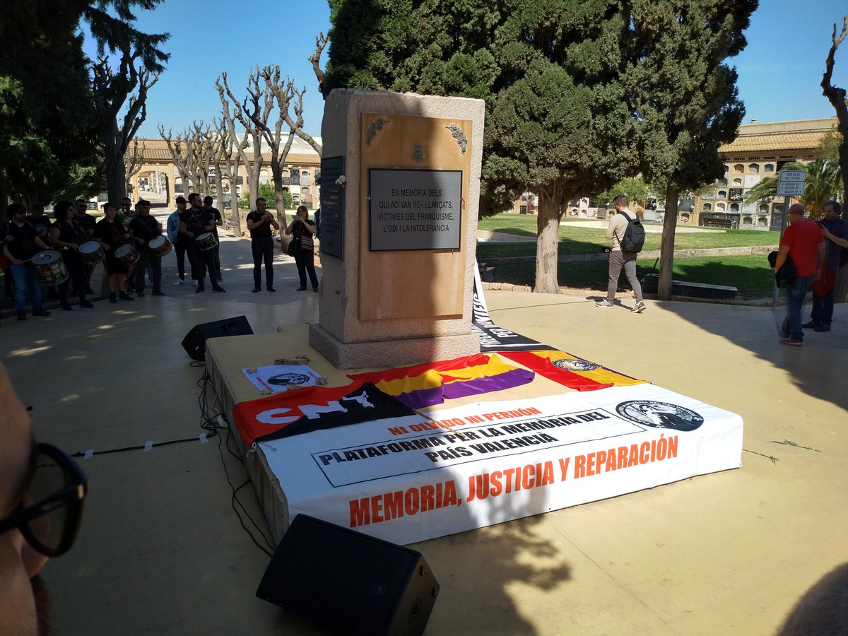 PodemVLC's tweet photo. 26.000 víctimas del franquismo en fosas comunes en el Cementerio General de València.

Estamos con las organizaciones sindicales @CNT_Valencia @CGTvalencia y la Plataforma per la Memòria del PV.
No queremos la concordia de los criminales de guerra.
Memoria, reparación y justicia. https://t.co/12Nl1hBSfu