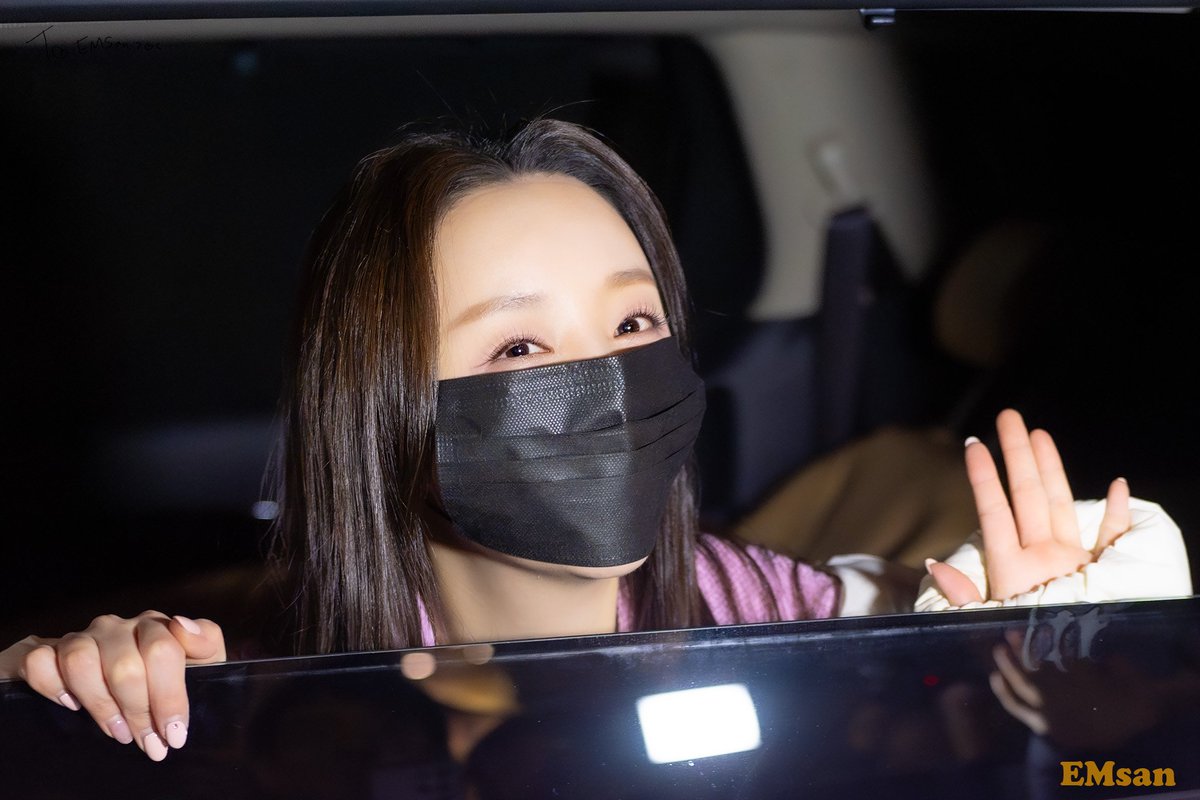 emsan001's tweet photo. 240321 뮤지컬 노트르담 드 파리 퇴근
플뢰르 드 리스 Kei💖
오늘 대구 공연 화이팅!!

#러블리즈 #LOVELYZ #EL7ZUP #엘즈업 
#케이 #Kei https://t.co/4KmBiHEsg1