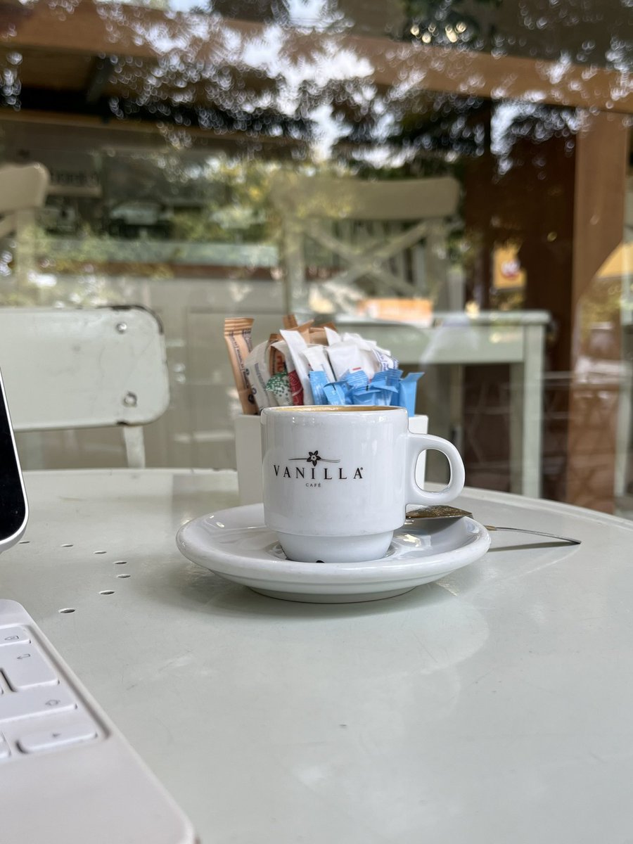 O meu encontro solo:

Hoje me levei para tomar café, combinei comigo de ir ao Vanilla as 11:30, cheguei lá as 11:25 e me encontrei, eu sou muito pontual, depois de um monólogo muito bom, eu e eu chegamos a uma conclusão: a necessidade de ser parte de tudo vai nos matar.