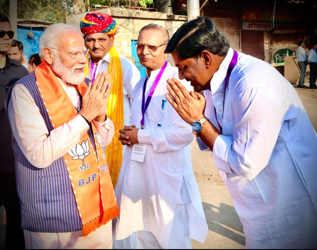 श्री "नरेंद्र मोदी" का अभिनन्दन करते हुए रामविलास जी